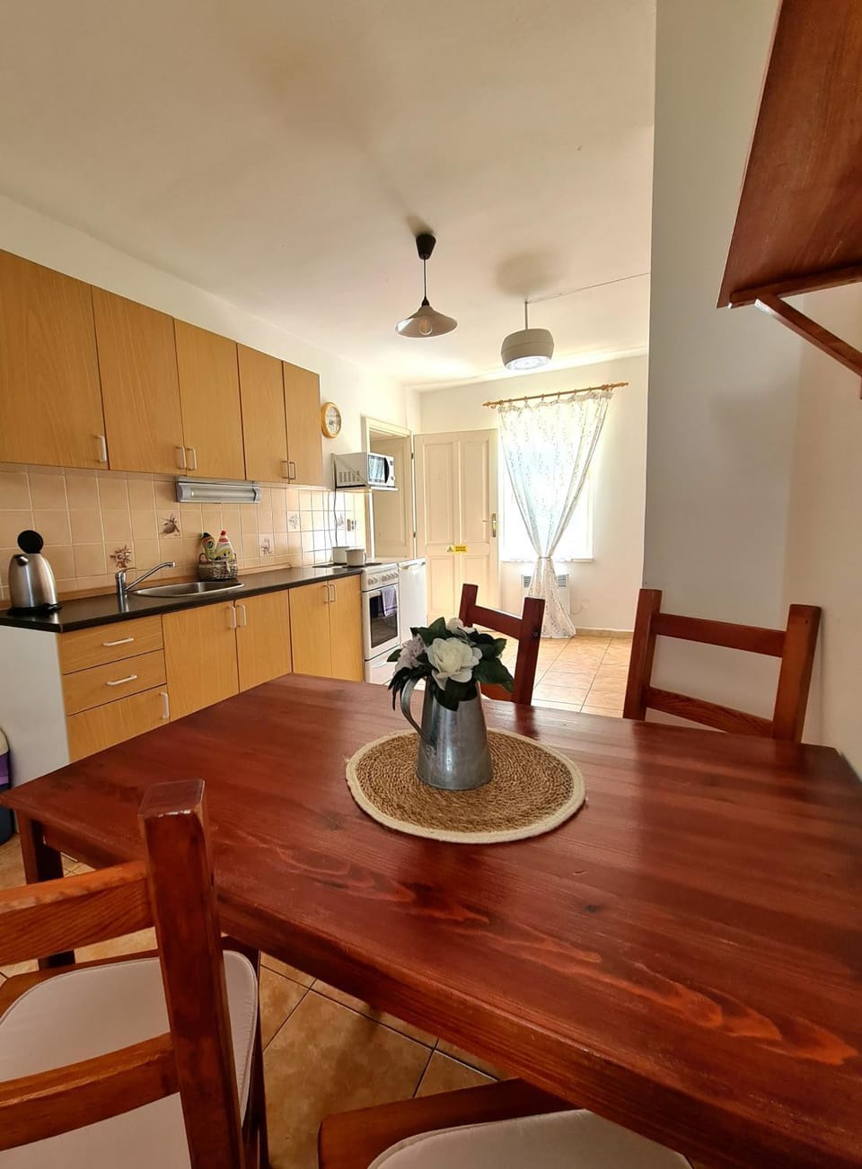 Kitchen or kitchenette, Dining area