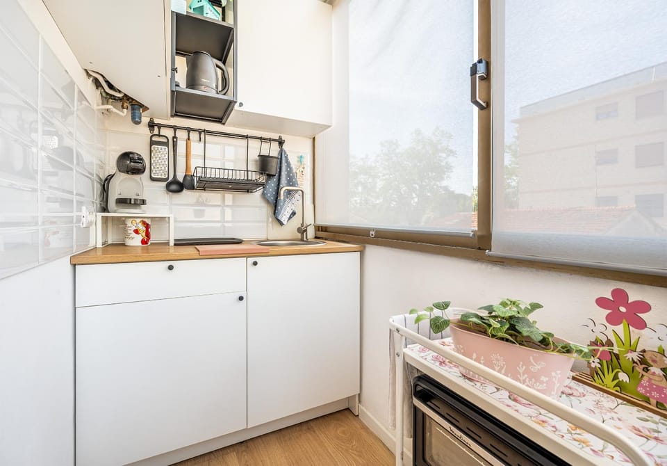 Coffee/tea facilities, Kitchen or kitchenette, stove, kitchen