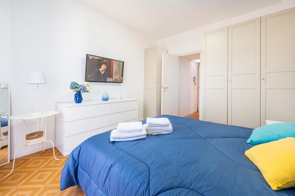 Bed, Bedroom, towels, wardrobe