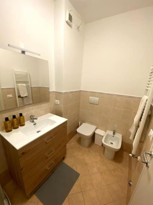 Shower, Toilet, Bathroom, bidet, towels