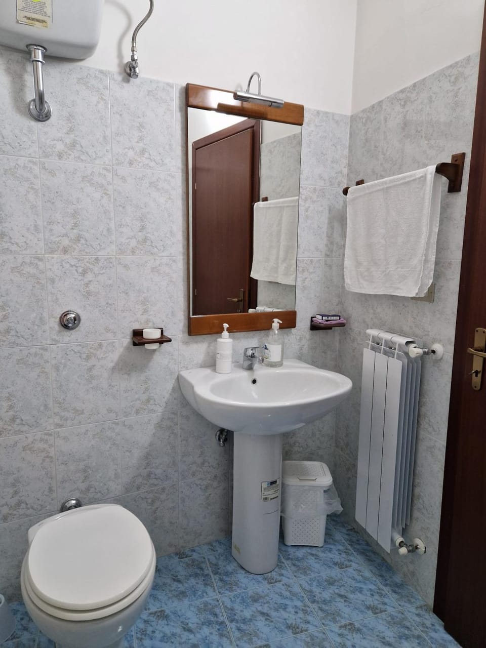 Shower, Toilet, Bathroom, bidet, towels