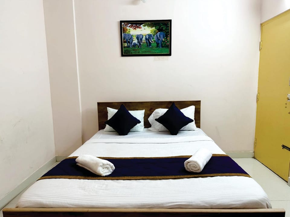 Bed, Bedroom, towels