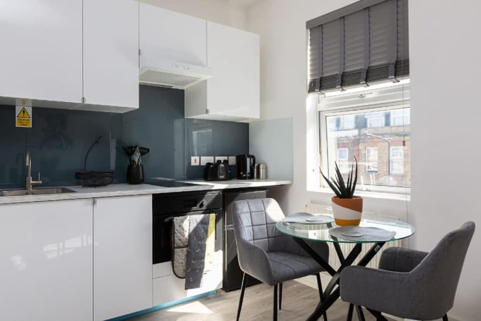 Kitchen or kitchenette, Dining area, stove
