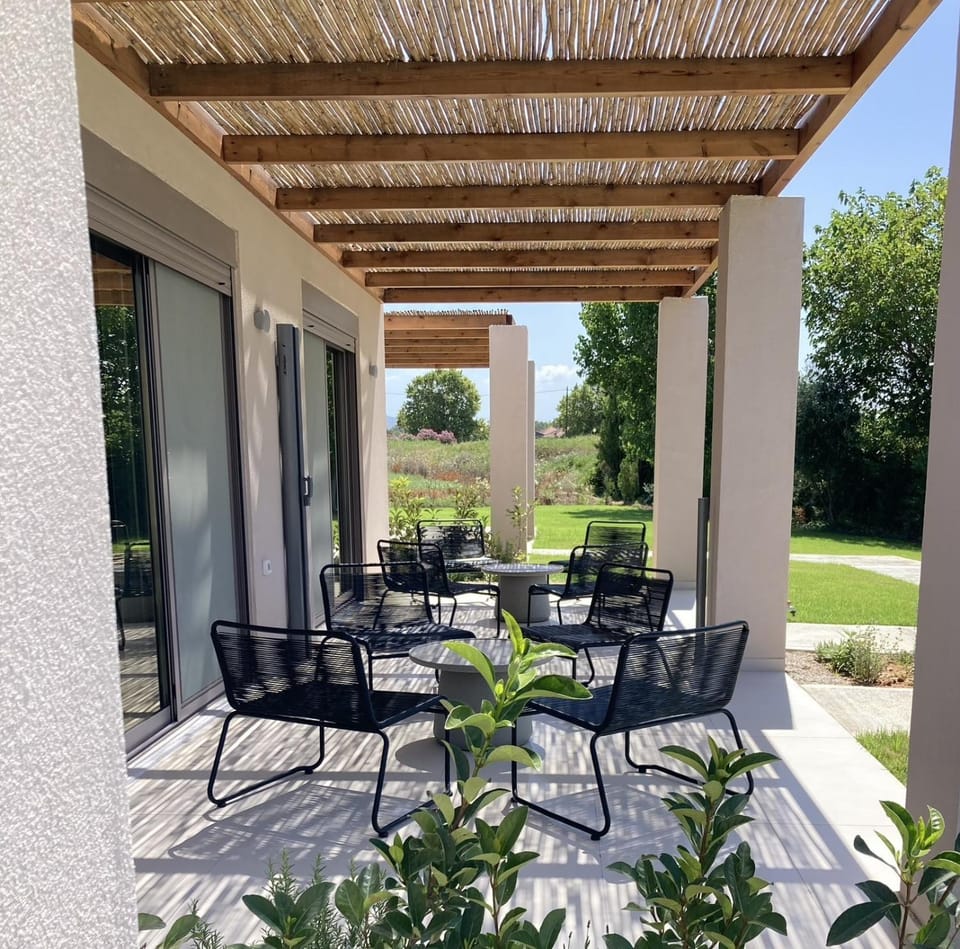 Property building, Garden, Balcony/Terrace
