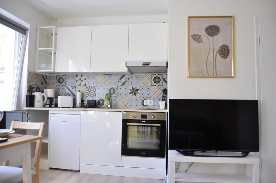 Coffee/tea facilities, Kitchen or kitchenette, Dining area, oven, stove