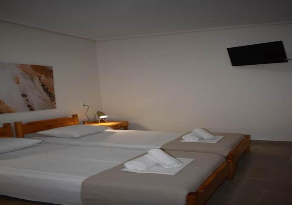 Bed, TV and multimedia, Bedroom, towels