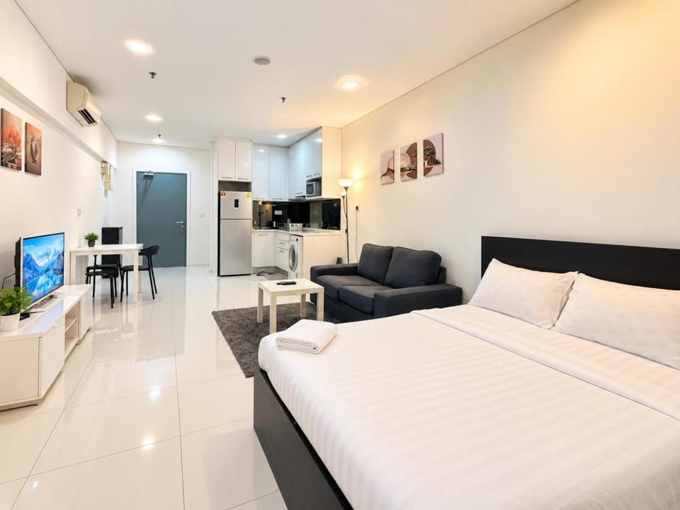 Bed, TV and multimedia, Kitchen or kitchenette, Living room, Photo of the whole room, Seating area, air conditioner