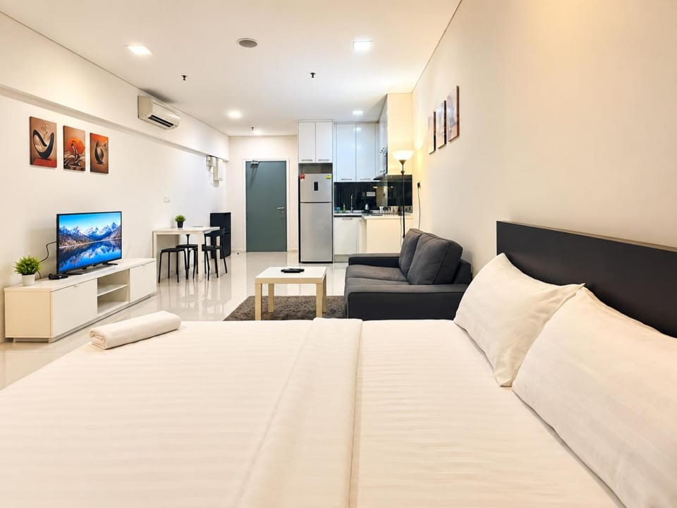 Communal lounge/ TV room, Bed, TV and multimedia, Kitchen or kitchenette, Living room, Photo of the whole room, air conditioner