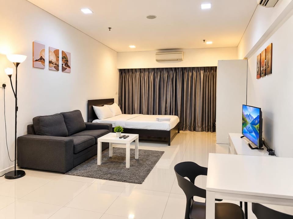 Bed, TV and multimedia, Living room, Photo of the whole room, Seating area