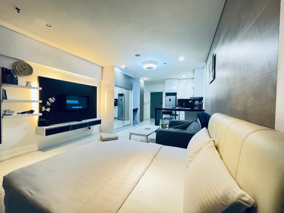 Bed, TV and multimedia, Bedroom, wardrobe