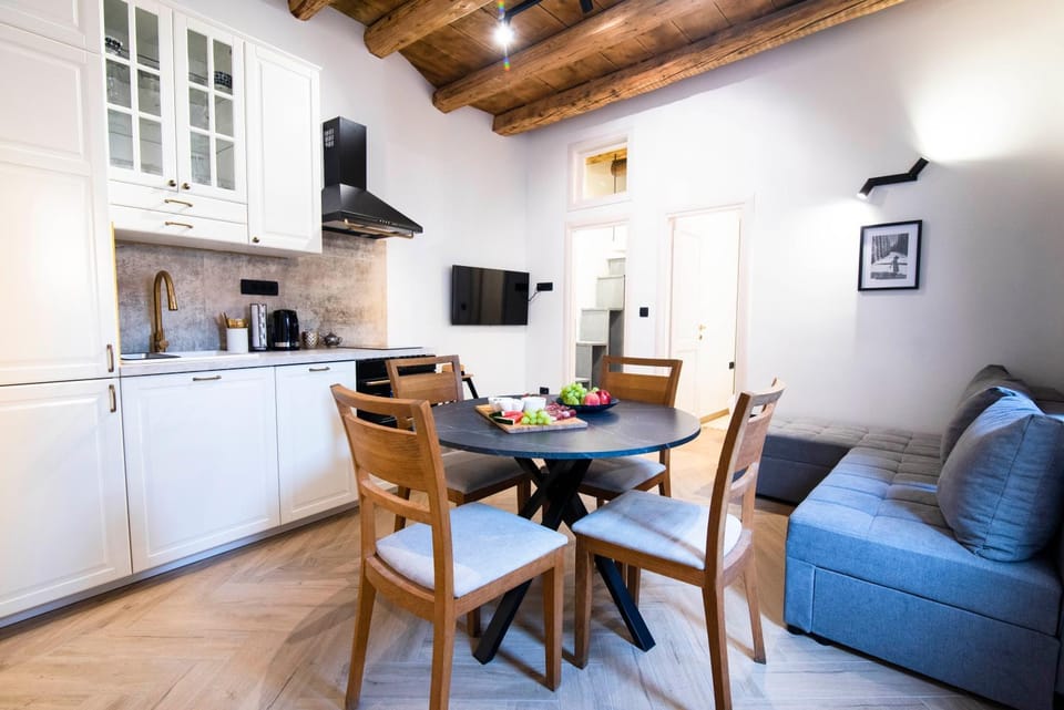 Kitchen or kitchenette, Living room, Seating area, Dining area, pet friendly, stove