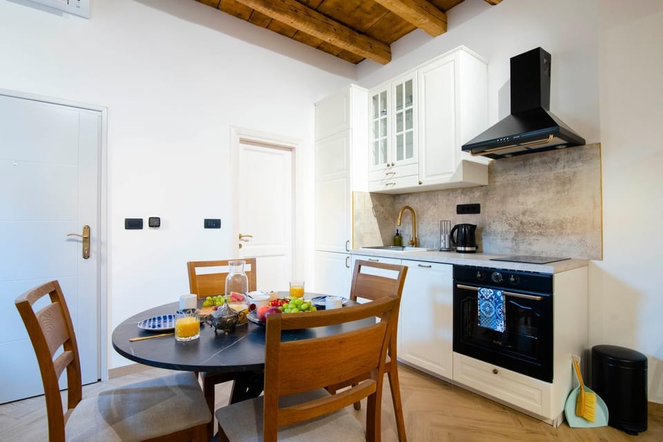 Kitchen or kitchenette, Dining area, pet friendly, stove