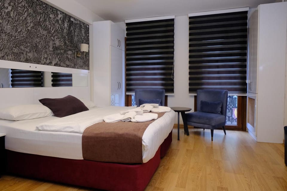Bed, Bedroom, towels