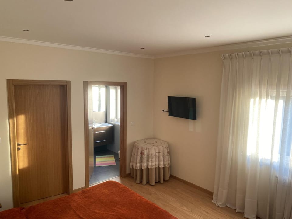 Bed, TV and multimedia, Bedroom