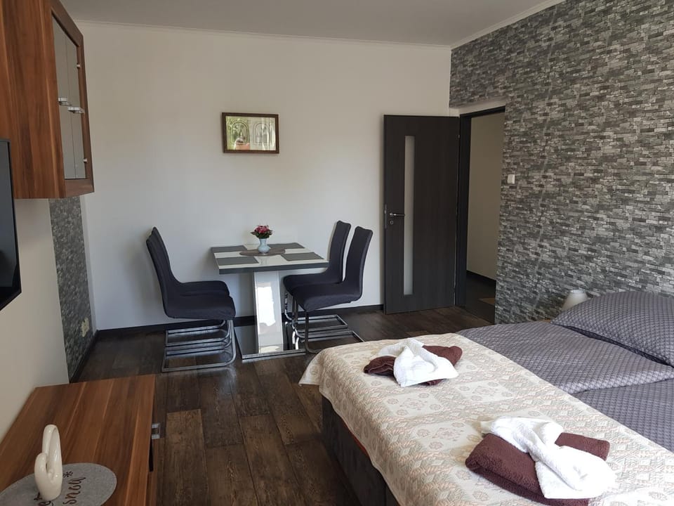 Bed, Photo of the whole room, Seating area, Bedroom, towels