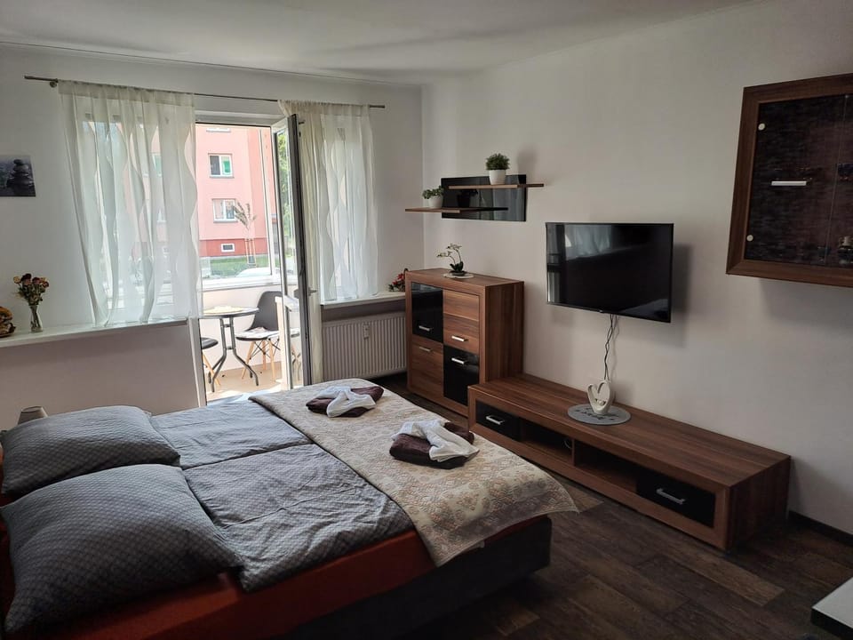 Bed, TV and multimedia, Bedroom, towels