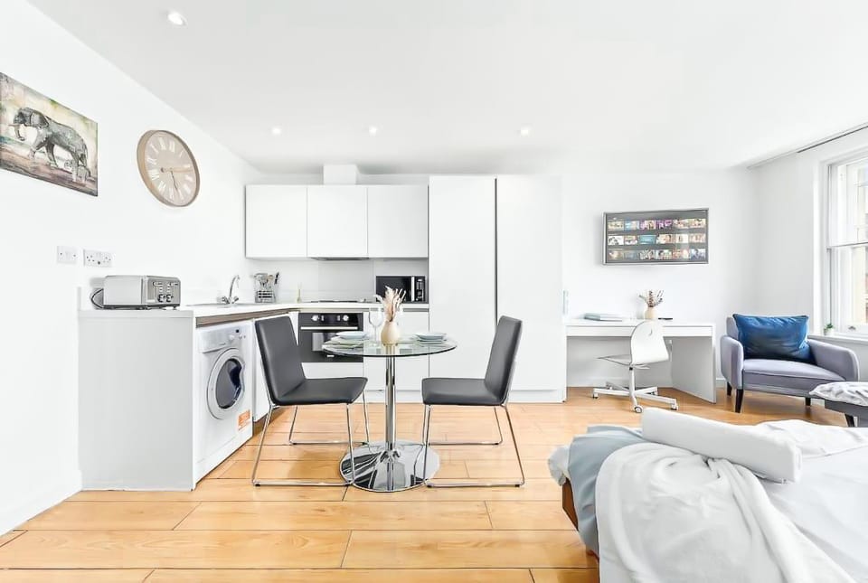 Piccadilly, Soho 1 BR Sleep 6 VR1 Apartment in City of Westminster