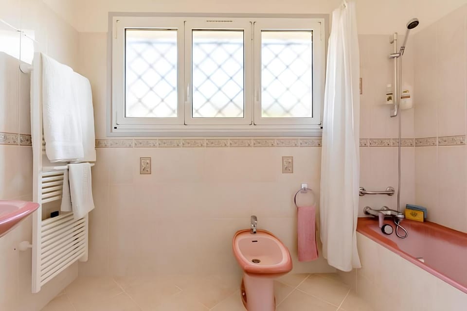 Shower, Toilet, Bathroom, Bath, towels