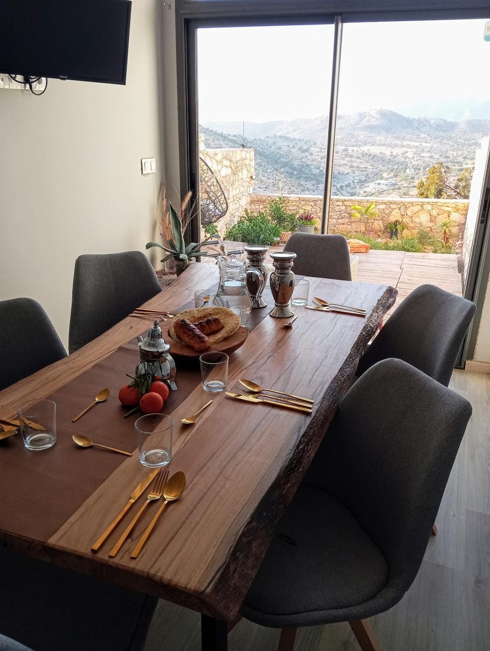 Natural landscape, Living room, Food and drinks, Seating area, Dining area, Food, Mountain view