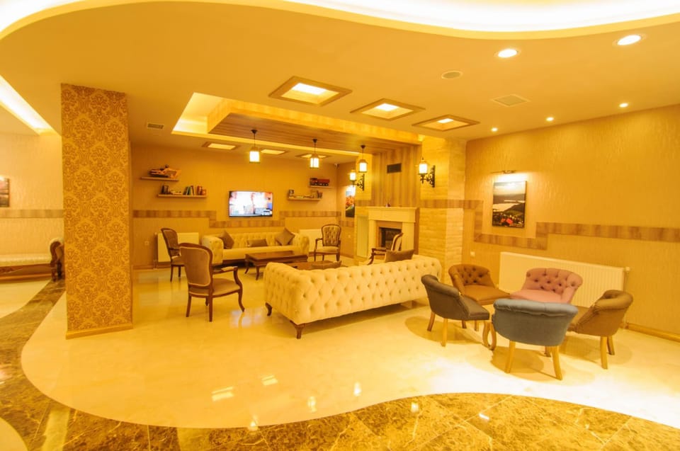 Communal lounge/ TV room, Lobby or reception