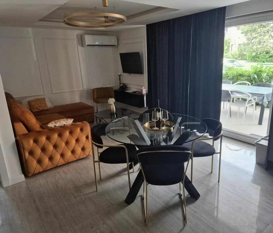 TV and multimedia, Living room, Seating area, Dining area, air conditioner