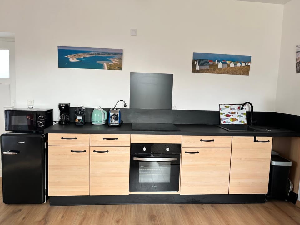 Coffee/tea facilities, Kitchen or kitchenette, oven, stove, toaster