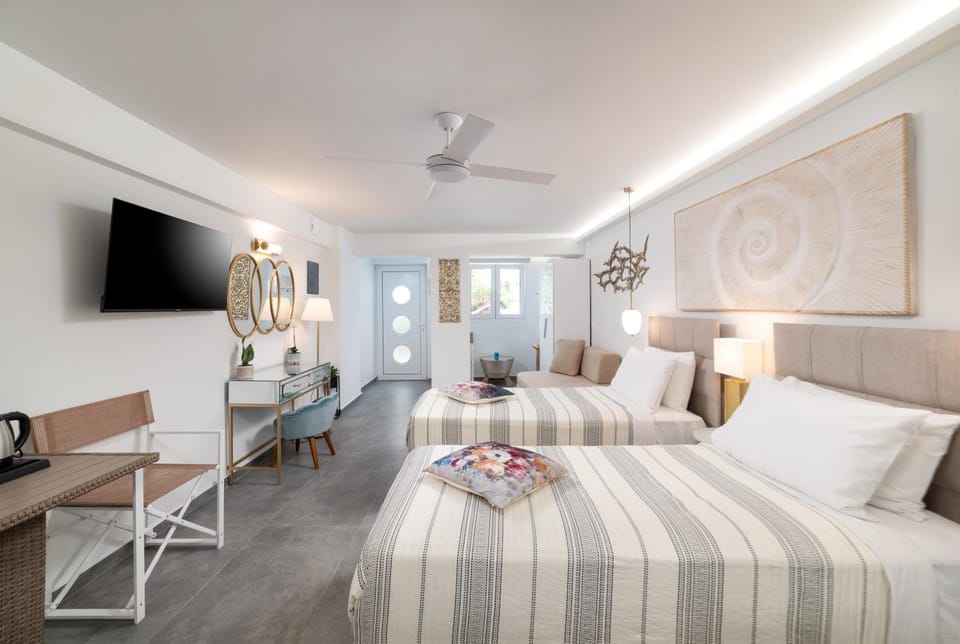 Bed, TV and multimedia, Decorative detail, Bedroom