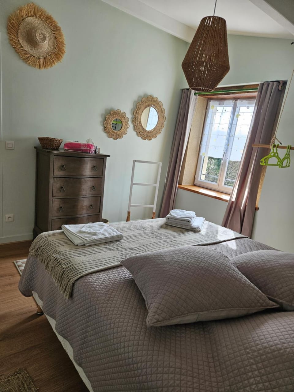 Photo of the whole room, Bedroom