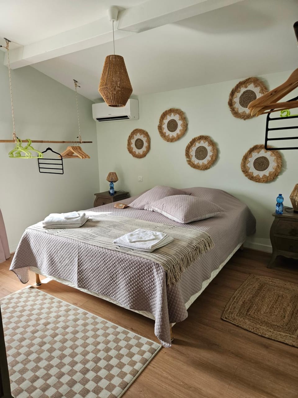 Bed, Photo of the whole room, Decorative detail, Bedroom, storage, towels