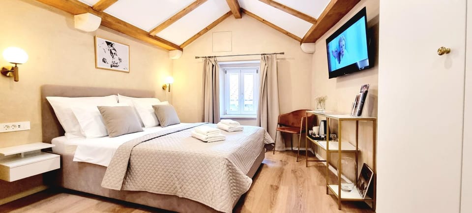 Bed, TV and multimedia, Photo of the whole room