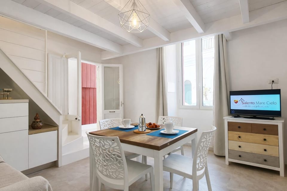 Communal lounge/ TV room, Seating area, Dining area