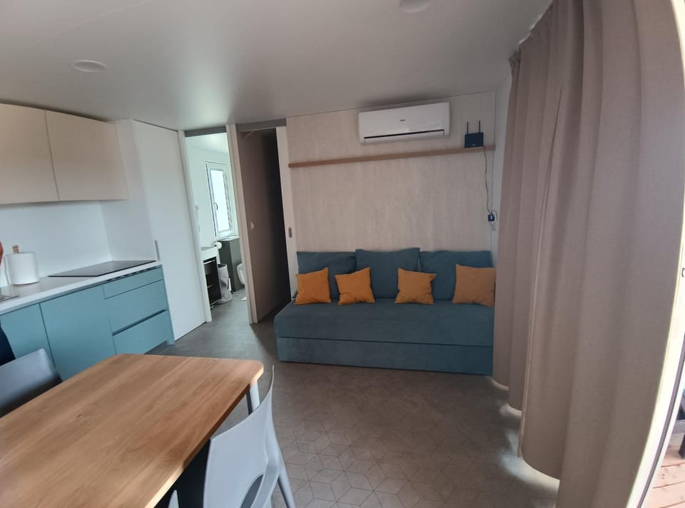 Kitchen or kitchenette, Living room, Seating area, Dining area, air conditioner