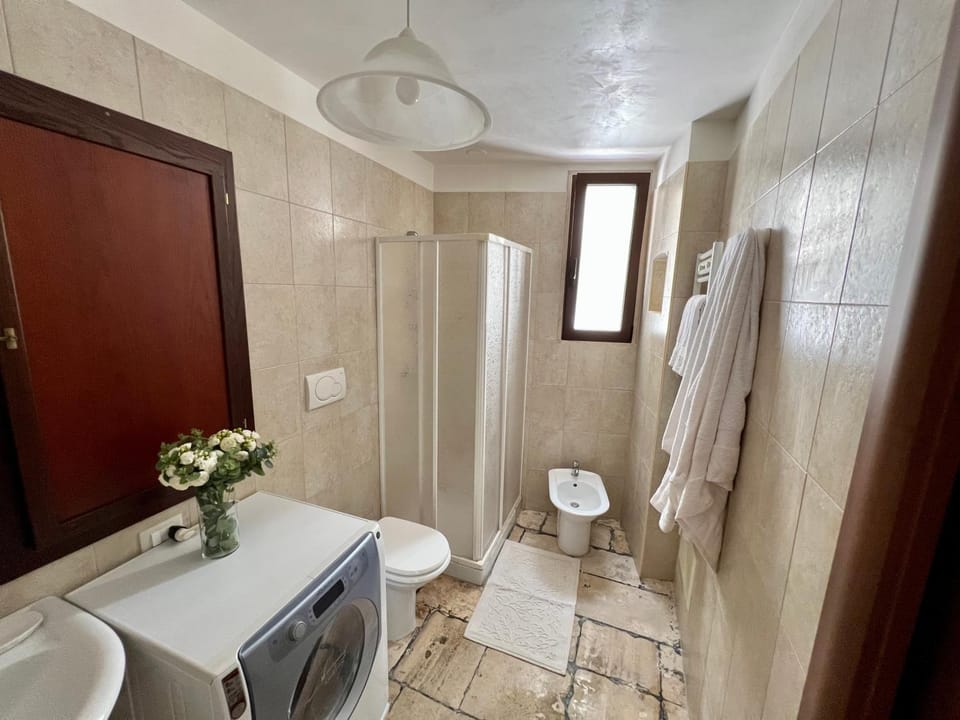 Shower, Toilet, Bathroom, bidet, towels