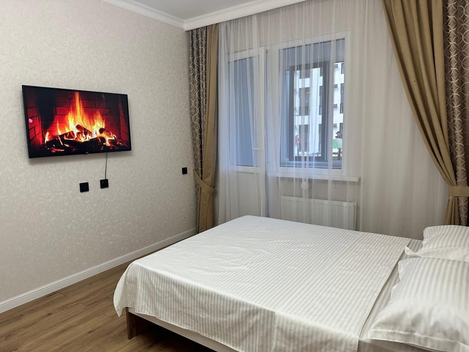 Bed, TV and multimedia, Photo of the whole room, Bedroom