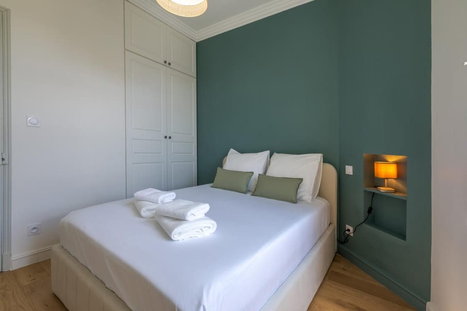 Bed, Photo of the whole room, Bedroom, towels, wardrobe