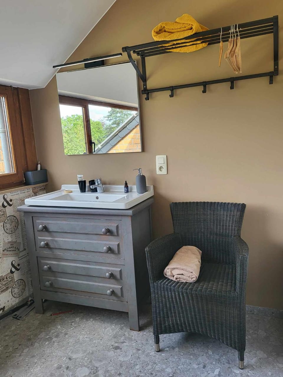 A la salle de jeux et son jardin autour de la cabane verte Apartment in Dinant