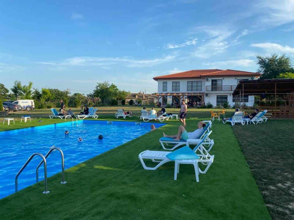 Property building, Patio, Natural landscape, BBQ facilities, Garden, Balcony/Terrace, Swimming pool, Parking, sunbed