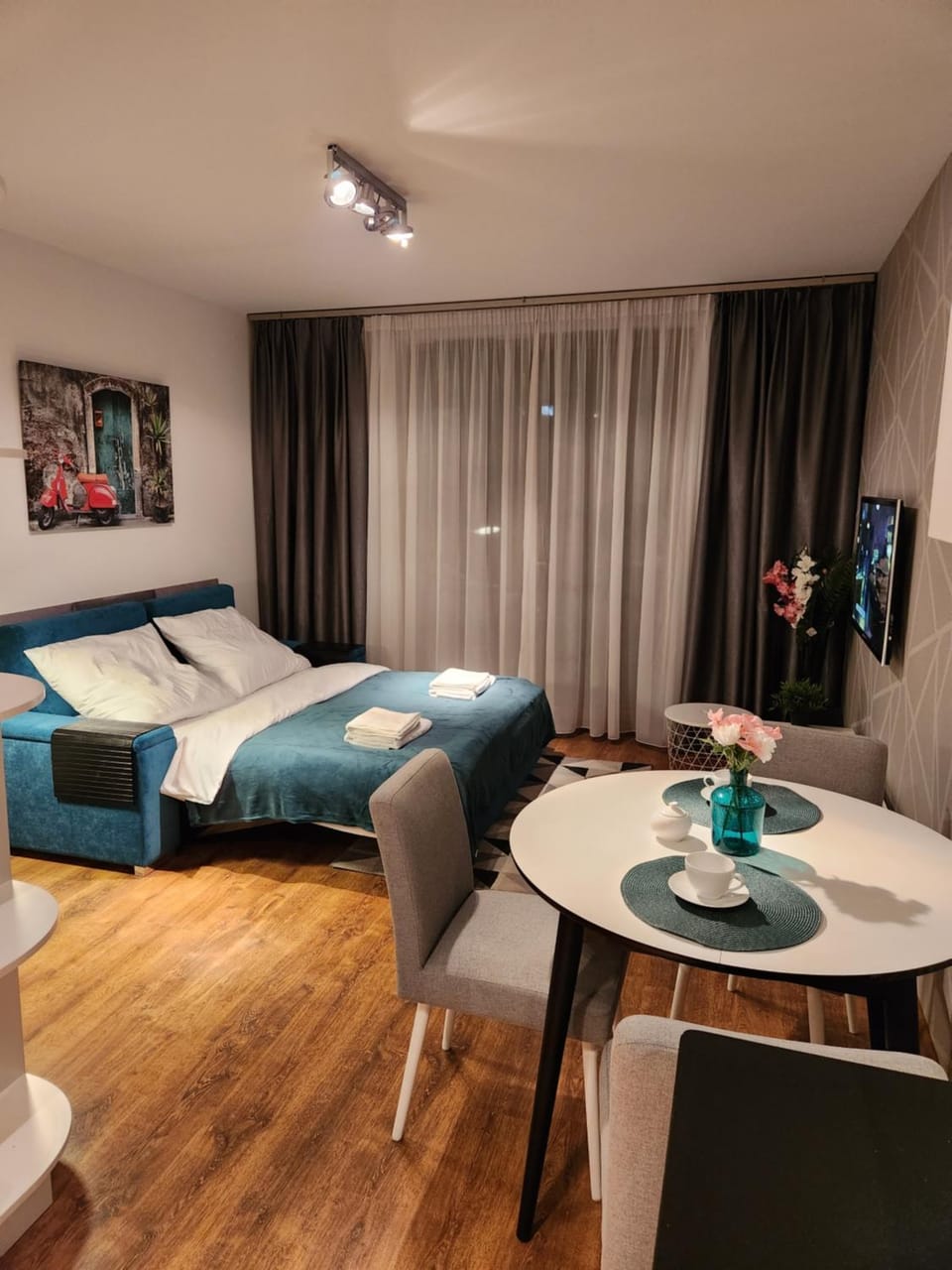 Bed, TV and multimedia, Living room, Photo of the whole room, Seating area, Bedroom