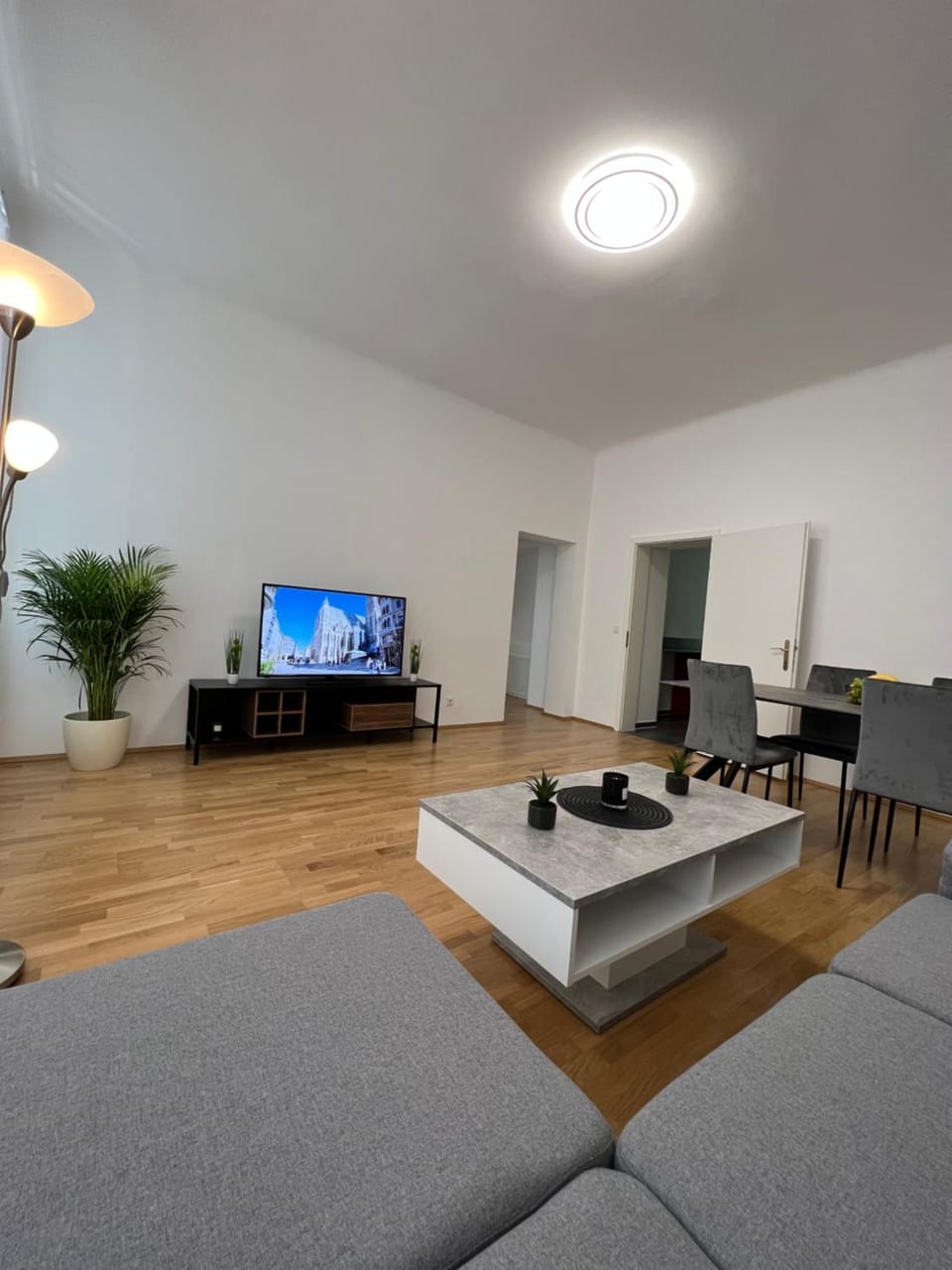 Communal lounge/ TV room, TV and multimedia, Living room, Seating area, Evening entertainment