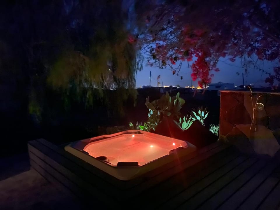 Cosy finca, sea views, jacuzzi House in Isla de Lanzarote
