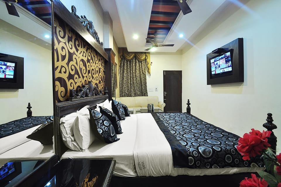 Communal lounge/ TV room, Bed, TV and multimedia, Living room, Photo of the whole room, Seating area, Bedroom