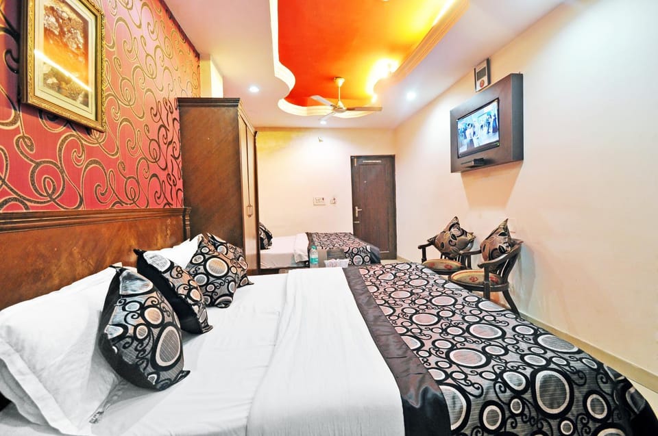 Bed, TV and multimedia, Living room, Photo of the whole room, Seating area, Bedroom