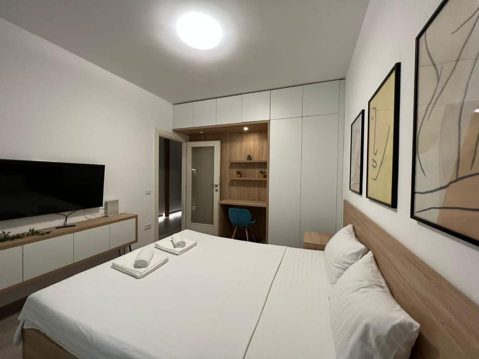Bed, TV and multimedia, Photo of the whole room, Bedroom, hair dresser, towels, wardrobe