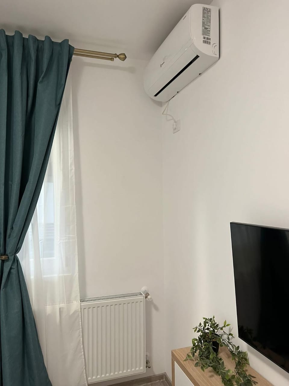 Communal lounge/ TV room, Evening entertainment, internet, air conditioner