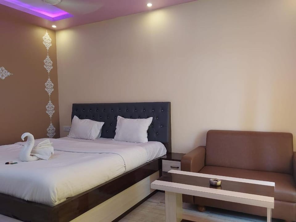 Bed, Living room, Photo of the whole room, Seating area, Bedroom
