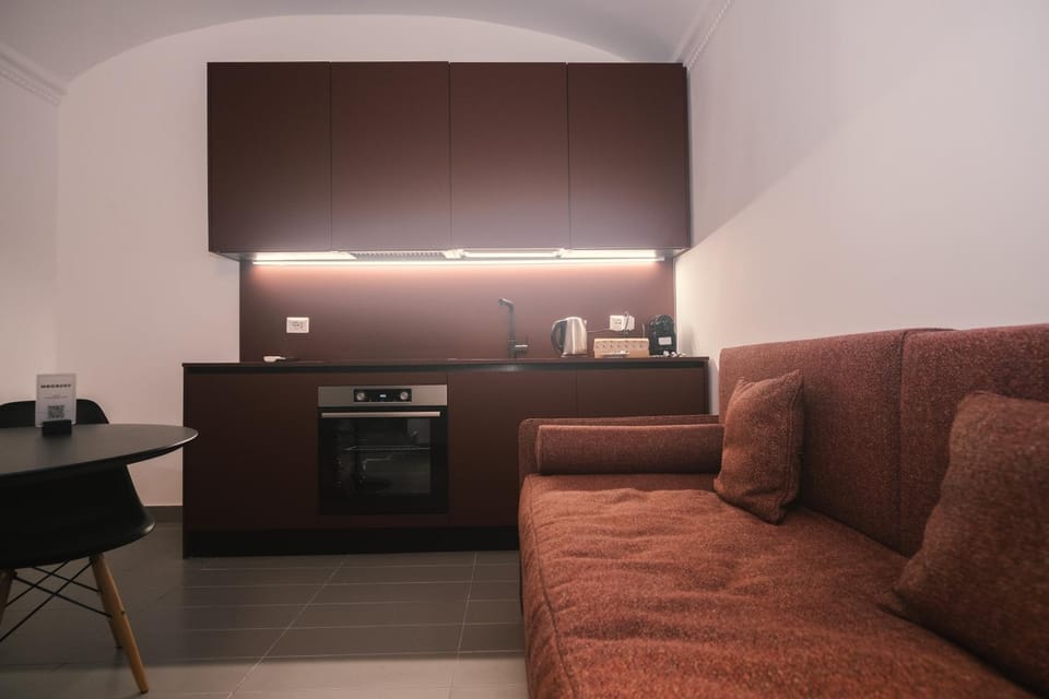 Coffee/tea facilities, Kitchen or kitchenette, Living room, Seating area, minibar, stove