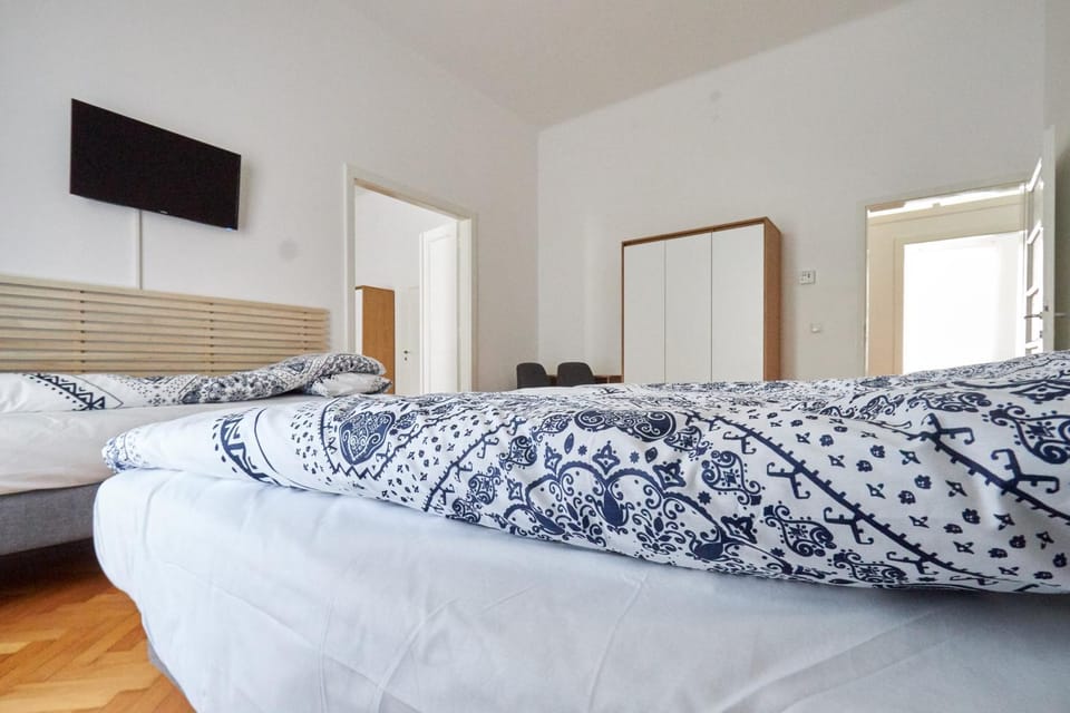 Bed, TV and multimedia, Photo of the whole room, Bedroom