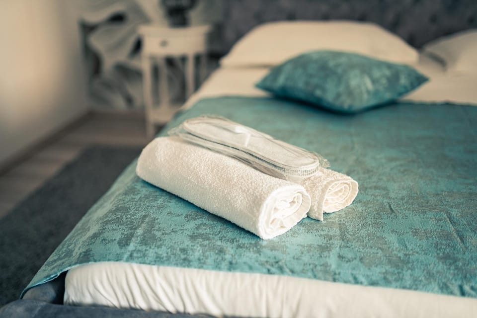 Bed, towels
