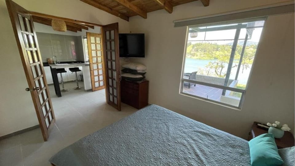 Cozy lakefront House for 6 (Guatape dam) House in Antioquia