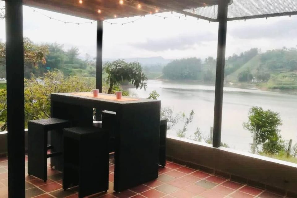 Cozy lakefront House for 6 (Guatape dam) House in Antioquia